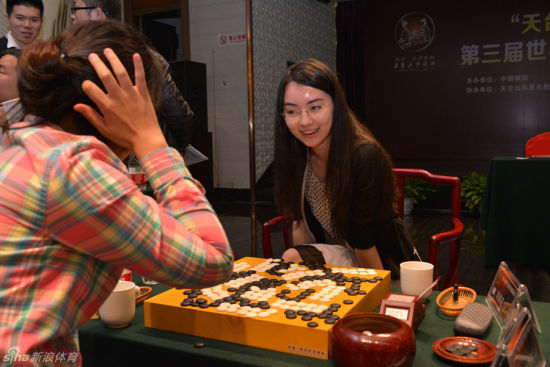 赛后黑嘉嘉露出迷人微笑