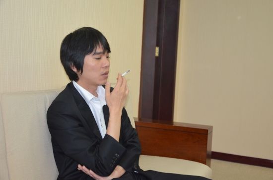 李世石赛后吸烟
