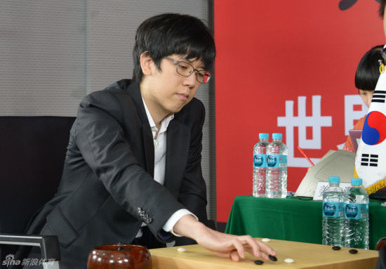 姜东润在比赛中自信落子 姜东润在比赛中自信落子