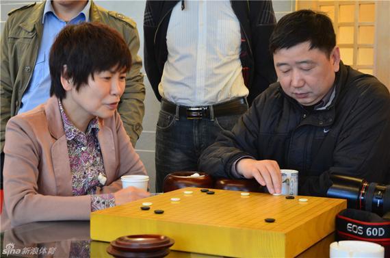 资料图:俞斌(右)与华学明(左)