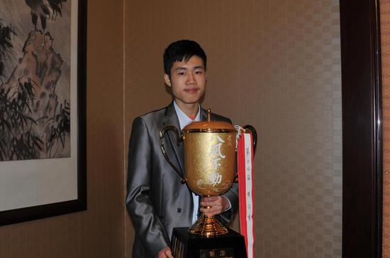 黄云嵩捧杯“八风不动”