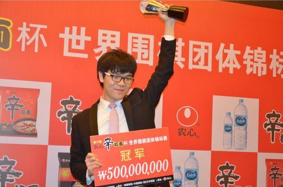 上届农心杯中国队主将柯洁立功夺冠