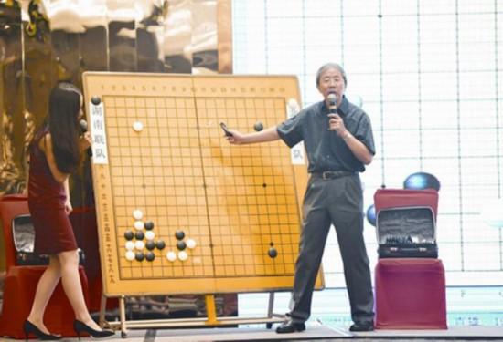 华以刚(右)现场讲棋